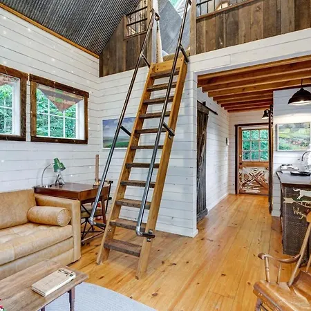 Treetop Hideaways: Dogwood Treehouse In Chattanooga